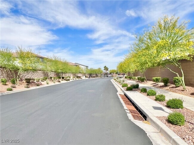 Building Photo - 7012 Sylmar Ave Rental