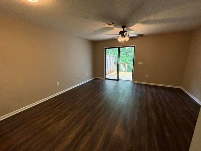 Photo - 121 Candlebrook Dr