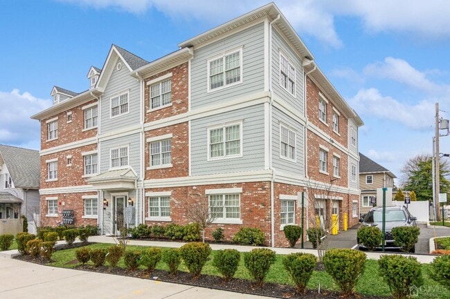 Building Photo - 361 Main St Unit 202