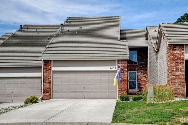 Building Photo - Beautiful luxury townhome style condominiu...
