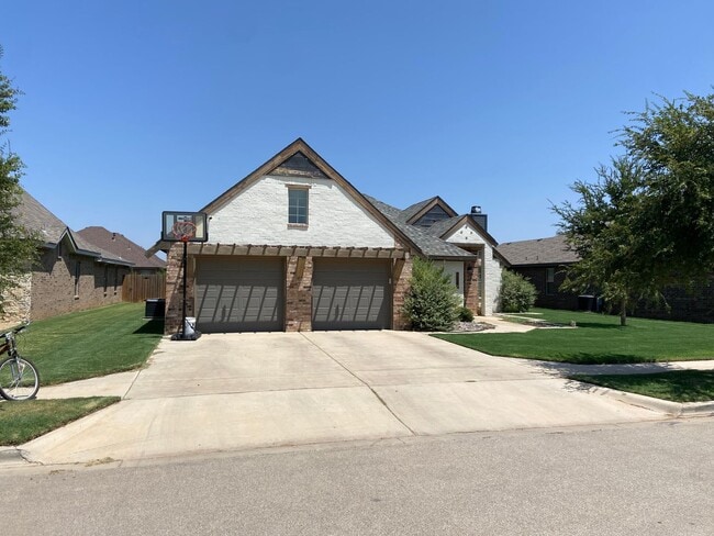 Building Photo - Gorgeous 4 bedroom 2 bathroom Available September!