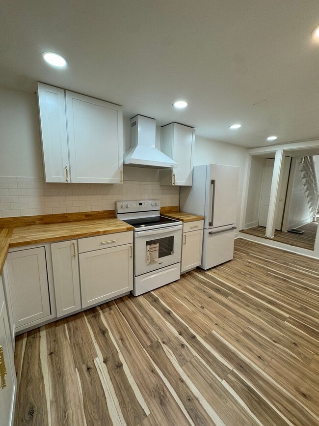 Building Photo - Fully Renovated 4 bedroom - Don't Miss Thi... Rental