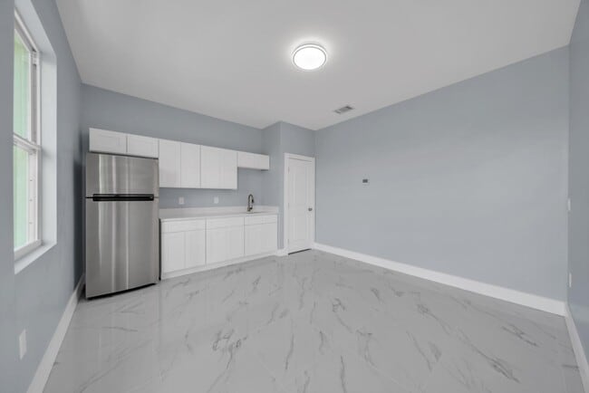 Building Photo - 104 Harry Ave S Rental