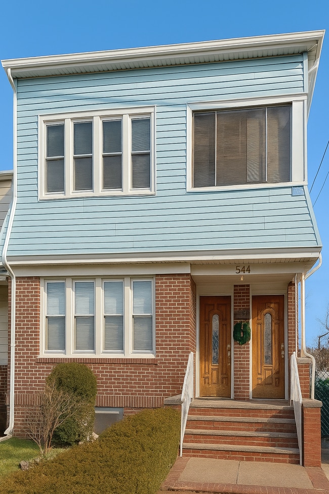 Building Photo - 544 Joralemon St Unit 2