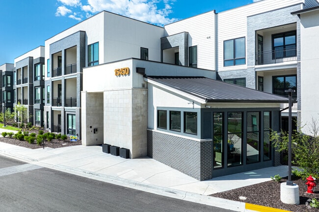 Building Photo - The Brentwood Rental