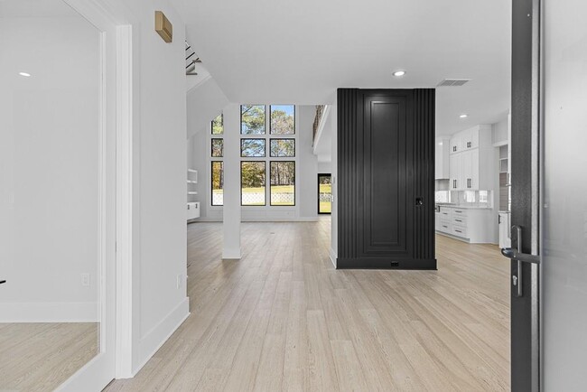 Photo - 555 Versailles Dr