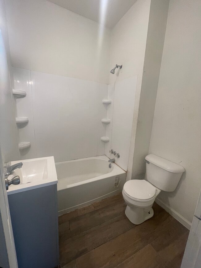 Photo - 321 E 7th St