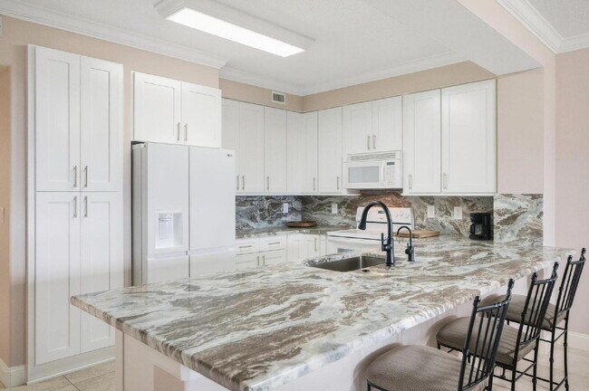 Photo - "Experience Waterfront Living: Spacious 3-... Unidad 119