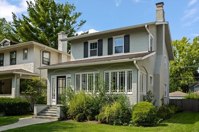 Building Photo - 1704 Walnut Ave
