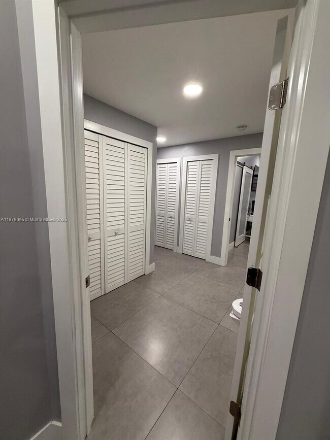 Photo - 2955 W 80th St Unidad 108