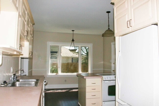 Photo - 834 Alder Ave