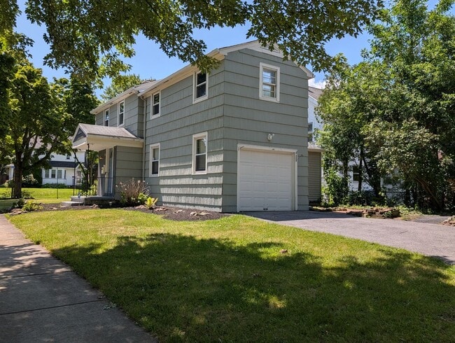 Photo - 111 Eastmoreland Dr