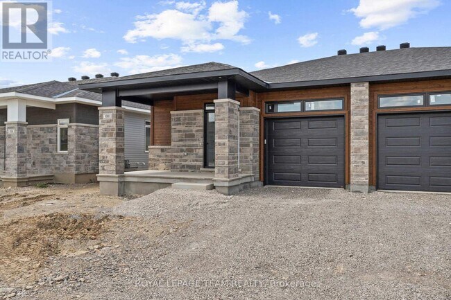 Photo - 1090 Moore St
