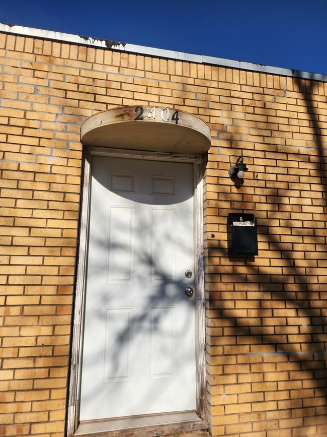 Building Photo - 2404 E Randolph Ave