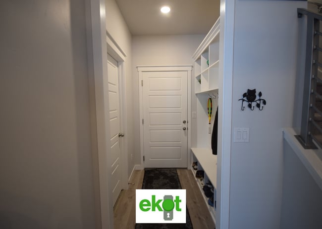 Photo - Spacious Townhome Near Shopping! 3 BD 2.5 BTH