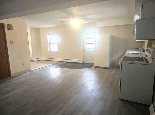 Photo - 122 Jane St