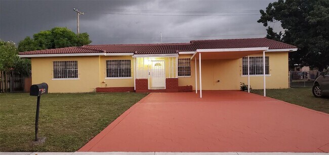 Photo - 930 NE 160th St