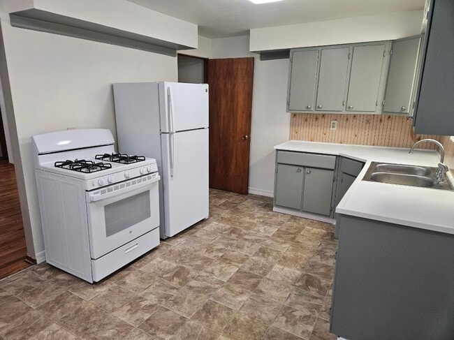 Kitchen - 125 29th St NE Unit 123