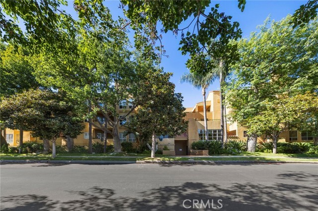 Building Photo - 12841 Bloomfield St Unit 305