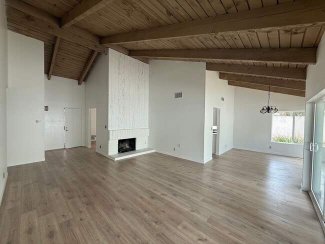 Building Photo - Vaulted Ceilings, New Upgrades & Prime Cul-de-Sac Location Near Shopping & Freeways!