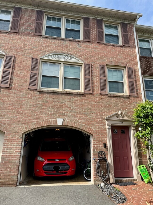 Photo - 728 W Glebe Rd Townhome