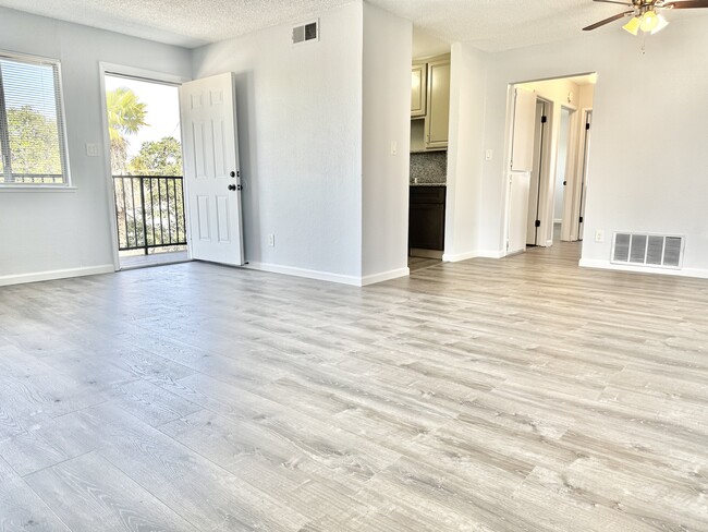 Building Photo - 4549 Greenholme Dr Unit 4