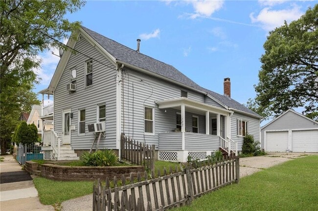 Photo - 183 Baker St