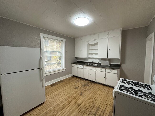 Photo - 823 Geneva Ave SE Unit Apt 1