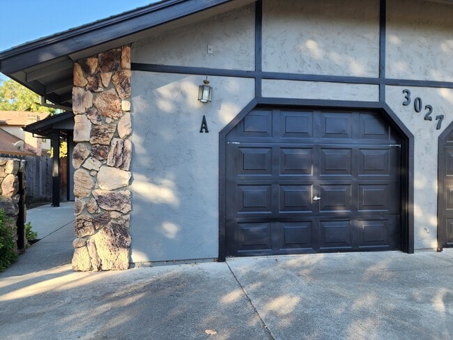 Building Photo - 3027 Monticello Ln Unit 1