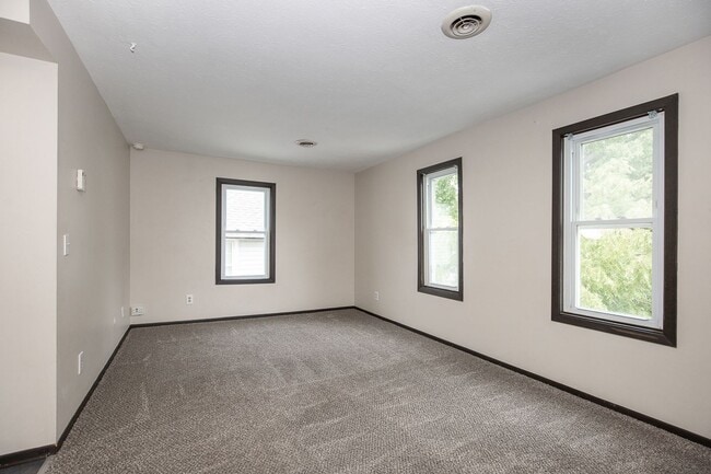 Building Photo - 346 Eagle St Unit 2