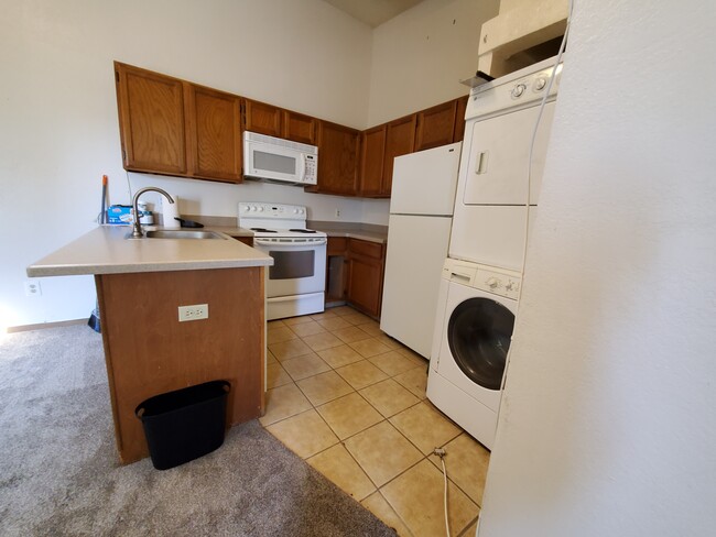 Kitchen - 932 S Dearborn Way Apartment Unit #20