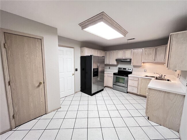 Photo - 884 N Daisy Ln