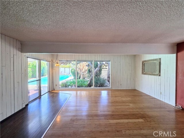 Photo - 2080 Senasac Ave