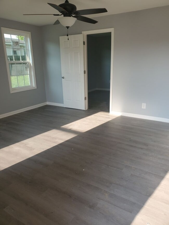 Building Photo - 1 BD AVAILABLE NOW. $600 PER MONTH. NEW STAINLESS STEEL APPLIANCES and UPDATES!!