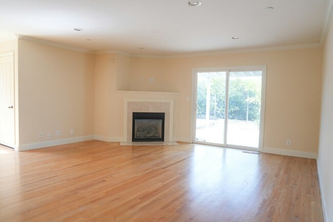 Building Photo - 300 Ridgeway Rd
