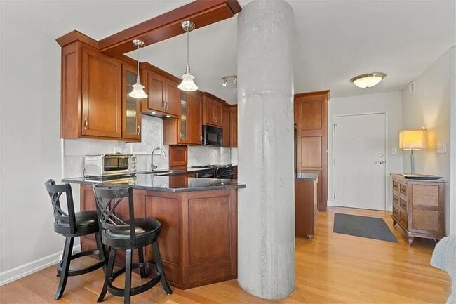 Photo - 803 W 48th St