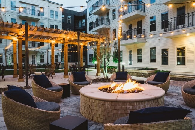 Brasero con asientos de salón - Modera Frisco Square