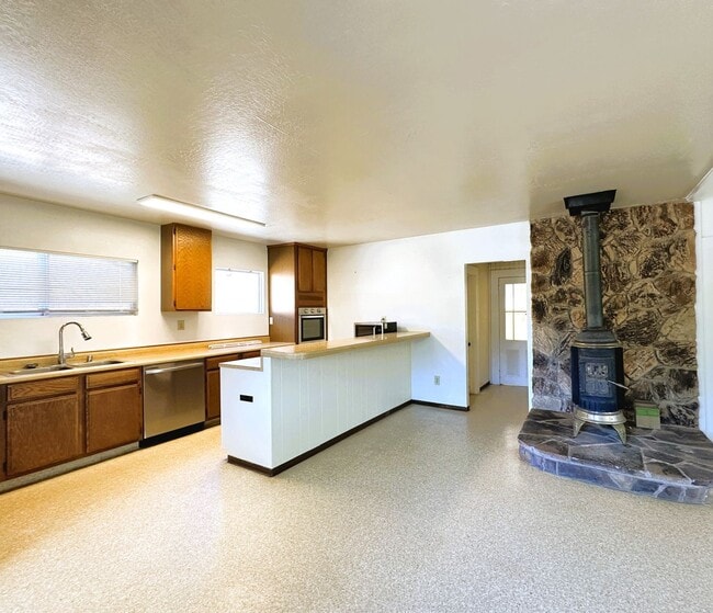 Photo - 402 Ormsby Ln