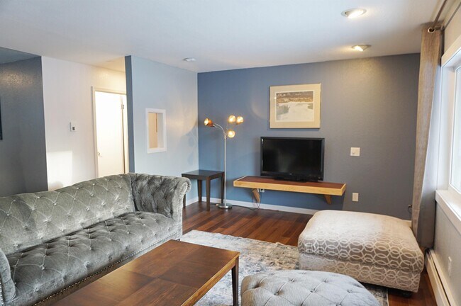 Photo - 1020 Friendly Ln