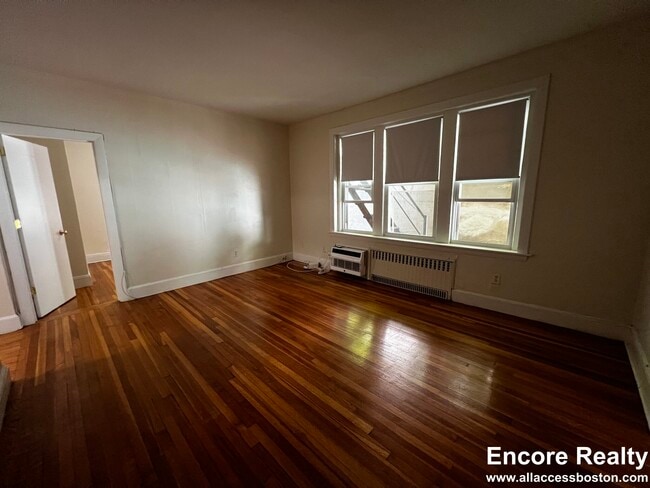 Building Photo - 33 Lancaster Terrace Unit 104