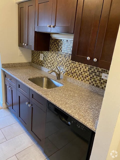 Building Photo - 3710 N Pine Grove Ave Unit ONE BED Rental