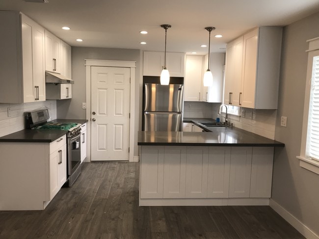 Kitchen & peninsula - 2269 Torrance Blvd