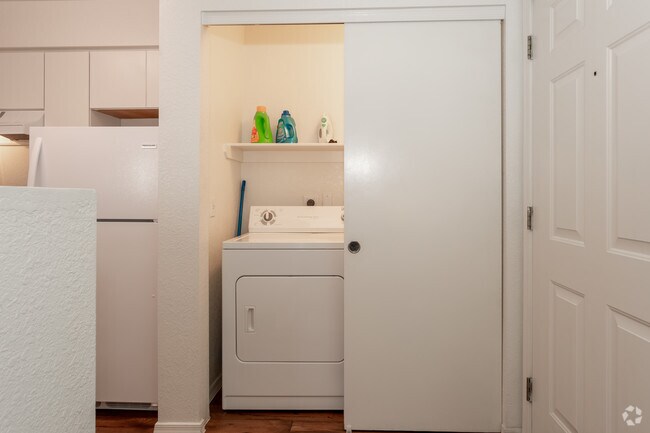 2BR, 1BA - 818 SF