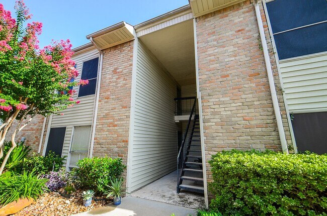 Building Photo - 2300 Augusta Dr Unit 36 Rental