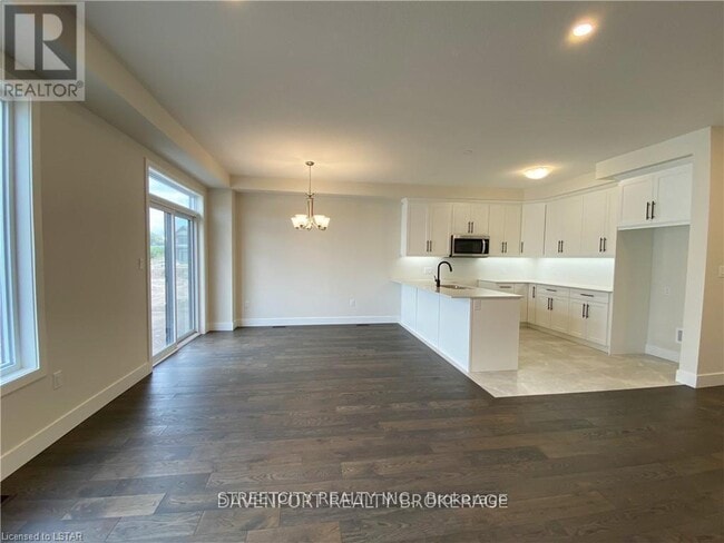 Photo - 18 Julie Cresent