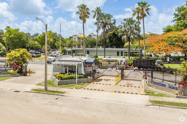 Paradise Isles Apartments - Entrance