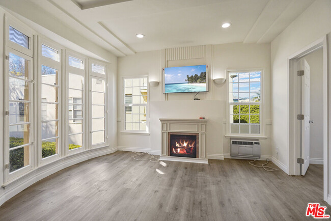 Building Photo - 228 S Reeves Dr Unit D Rental