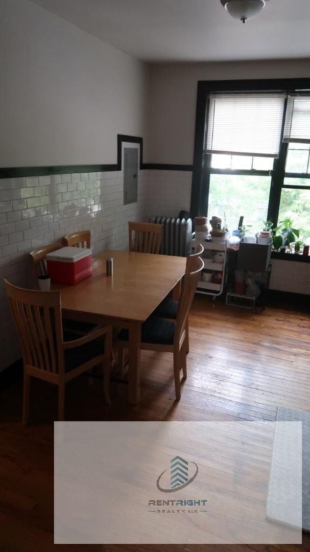 Photo - 1260 W Devon Ave