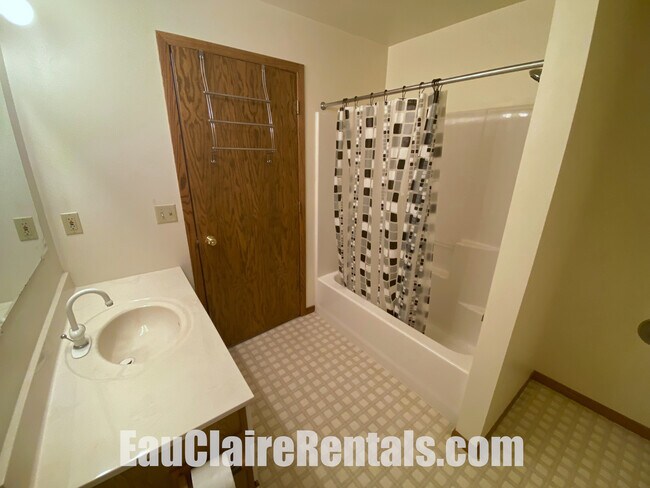 Bathroom dn - 2265 Frank St Unit 2265