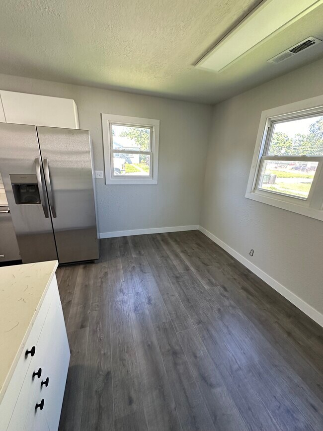 Dining area - 240 W 8th Ave